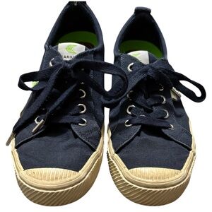 Cariuma Women’s OCA Low Navy Canvas Sneakers size 6.5